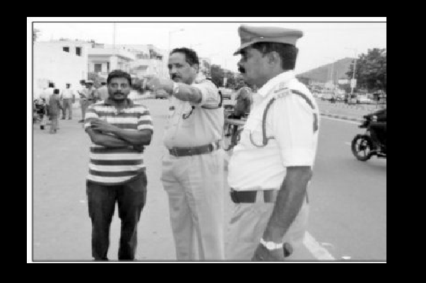 ట్రాఫిక్ దిగ్బంధనపై స్పందించిన పోలీసులు