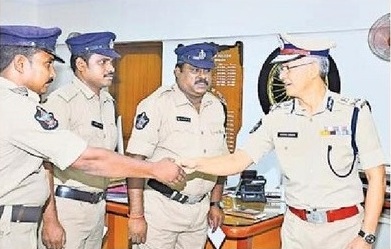 ఏటీఎం కేంద్రంలో చోరీ యత్నం.. నిందితుడుని పట్టుకొన్న పోలీసులు