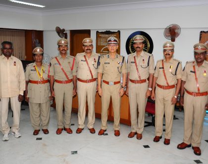 పతకాలు పొందిన పోలీసు అధికారులకు సీపీ ప్రశంసలు