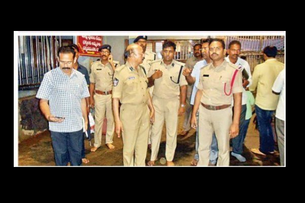 విజయవాడ ప్రభుత్వ ఆస్పత్రి వద్ద రూ.5కే భోజనం