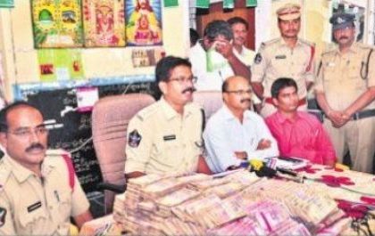 పాత కరెన్సీ మార్పిడి చేస్తున్న వ్యక్తీ అరెస్ట్