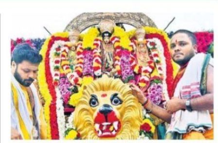 సింహావాహనంపై ఆదిదంపతులు