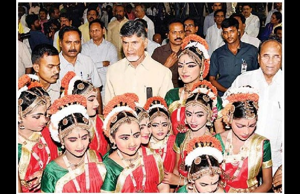 రాజకీయాలు క్రీడా స్పూర్తితో సాగాలి