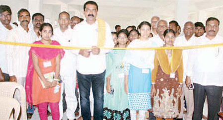 ఉచిత కంప్యూటర్, బ్యూటిషియన్ కోర్సుల శిక్షణ కేంద్రం ప్రారంభం