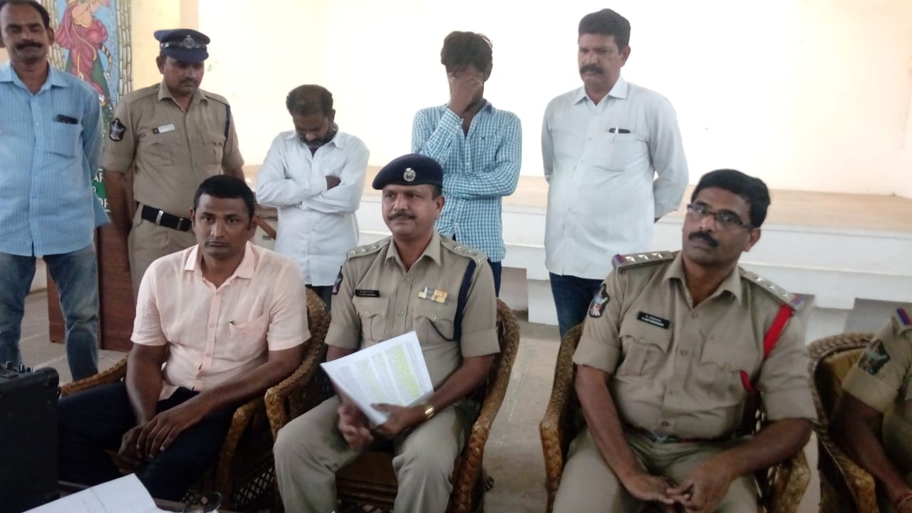 అంతర్ జిల్లా దొంగ అరెస్టు