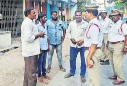 రోడ్డుపై వాహనాలు నిలిపితే చర్యలు