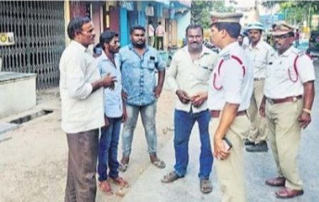 రోడ్డుపై వాహనాలు నిలిపితే చర్యలు