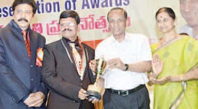 రెడ్ క్రాస్ సేవా పురస్కారాలు ప్రదానం