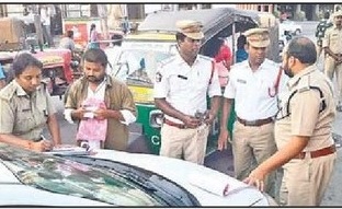 వాహన చోదకులకు జరిమానా విధిస్తున్న పోలీసులు