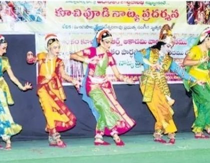 కృష్ణం కలయసఖీ సుందరం