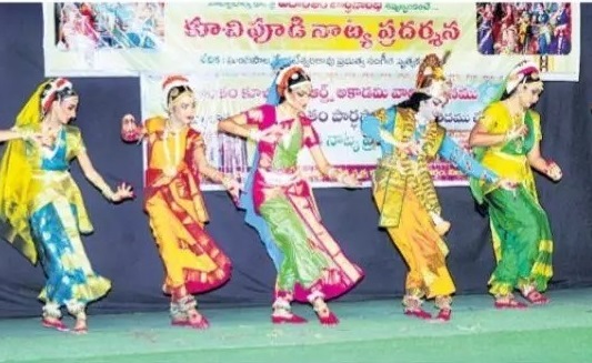 కృష్ణం కలయసఖీ సుందరం