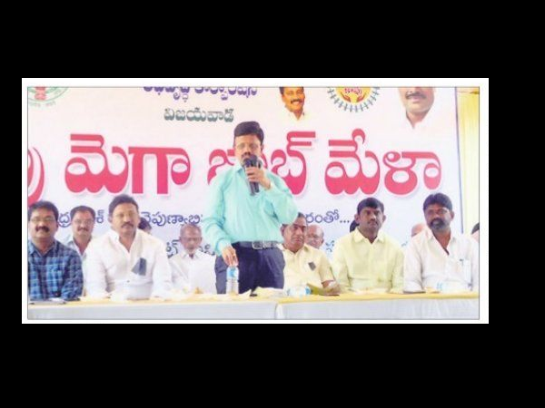 విద్యాతో పాటు నైపుణ్యాన్ని పెంచుకోవాలి