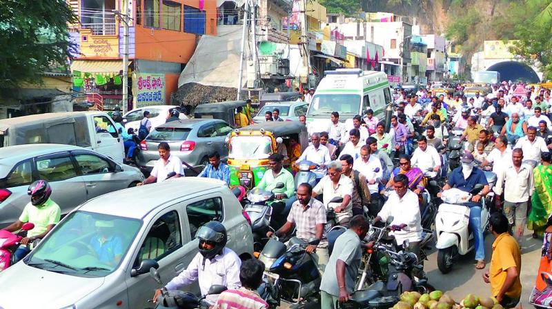 ట్రాఫిక్ కు అంతరాయం