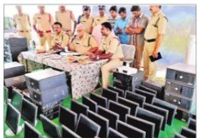 వాచ్ మెన్ లేని పాఠశాలలే  వారి టార్గెట్