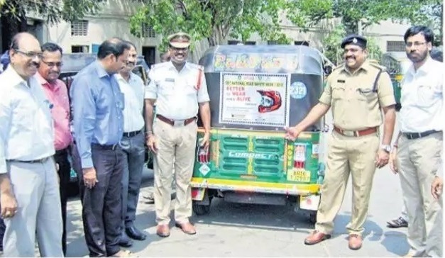 రోడ్డు భద్రతపై.. ఆటో డ్రైవర్లకు అవగాహన