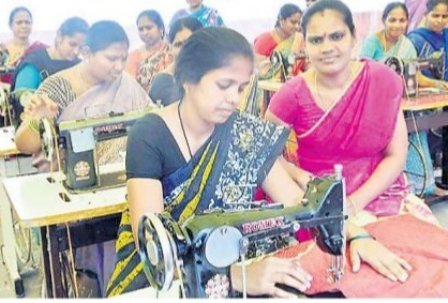 కుట్టు శిక్షణతో ఉపాధి