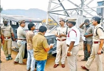 ట్రాఫిక్ పోలీసుల స్పెషల్ డ్రైవ్