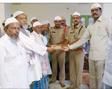పోలీసుల ఇఫ్తార్ విందు