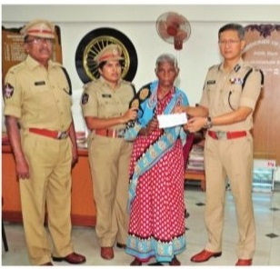 మహిళా హోంగార్డు కుటుంబానికి ఆర్ధికసాయం
