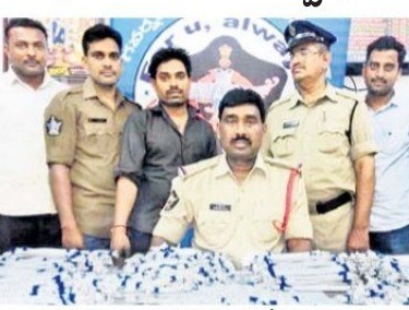 రైలులో తరలిస్తున్న వెండి ఆభరణాలు స్వాధీనం