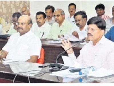 అధికారులు ప్రజలకు అందుబాటులో ఉండాలి