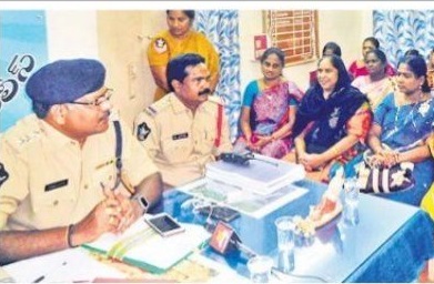 బాధిత మహిళలకు సాయం అందించాలి