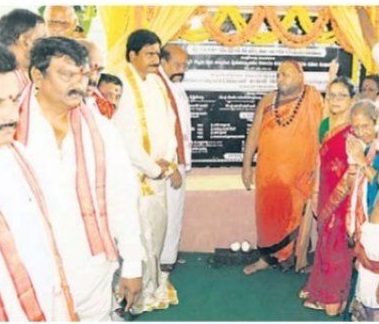 దాతల సహకారంతో ఆలయం అభివృద్ధి