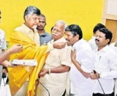 వీఆర్ఏల హర్షాతిరేకాలు
