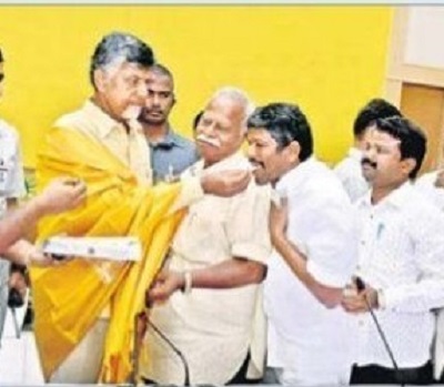 వీఆర్ఏల హర్షాతిరేకాలు