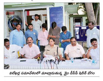 రైలు ప్రయాణీకుడిని దోచుకున్న నలుగురి అరెస్టు