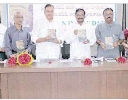 'ది సన్ ఇన్ ది డార్క్'.. చీకటిలో వెలుతురు లోకాలు సృష్టించిన కావ్యం