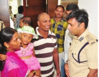 చిన్నారిని తల్లిదండ్రులకు అప్పగించిన పోలీసులు