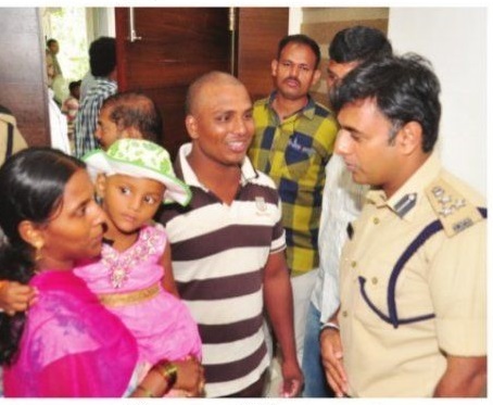 చిన్నారిని తల్లిదండ్రులకు అప్పగించిన పోలీసులు