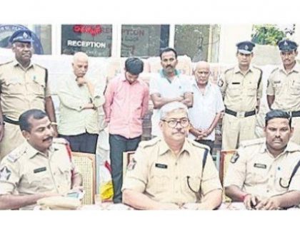 నలుగురు గుట్కా విక్రేతల అరెస్టు