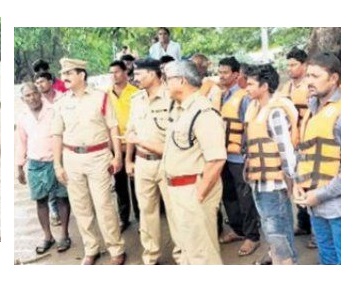లాంచీ ప్రయాణీకులకు లైఫ్ జాకెట్స్ తప్పనిసరి