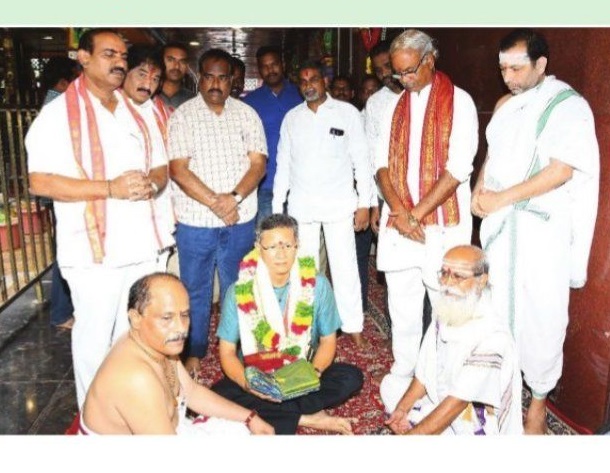 దుర్గమ్మ సేవలో.. విజిలెన్సు ఎన్ఫోర్సుమెంట్ డీజీ గౌతమ్ సవాంగ్