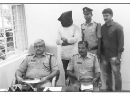 మహిళను రివాల్వర్ తో బెదిరించిన వ్యక్తి అరెస్టు