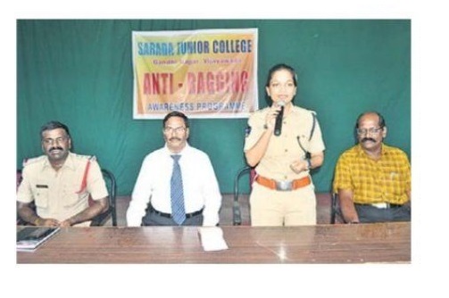 విద్యార్థులు కేసుల్లో ఇరుక్కోవద్దు: ఏసీపీ శ్రావణి