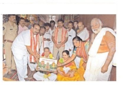 దుర్గమ్మకు సారె సమర్పణ