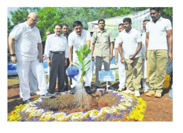 పోలీసుల 'మొక్క'వోని దీక్ష