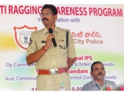 సీనియర్లు.. జూనియర్లకు దిక్సూచిగా నిలవాలి