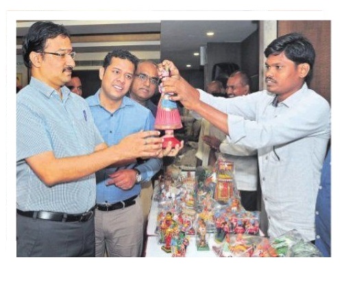 చేనేత ఔన్నత్యాన్ని చాటిచెప్పాలి