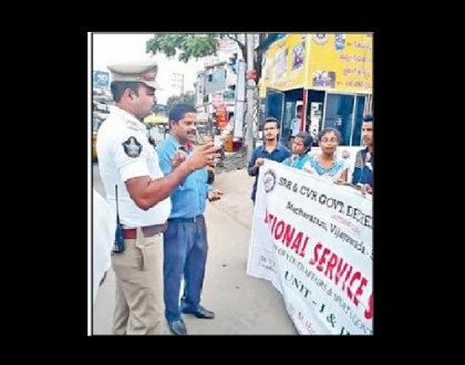 ట్రాఫిక్ విధుల్లో ఎన్ ఎస్ ఎస్ విద్యార్ధులు