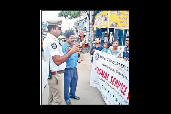 ట్రాఫిక్ విధుల్లో ఎన్ ఎస్ ఎస్ విద్యార్ధులు