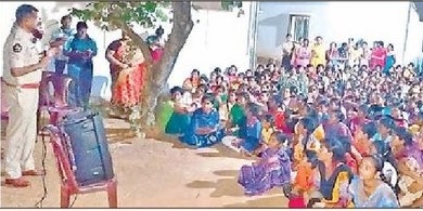 ప్రజలకు పోలీసులు చేరువకావాలి