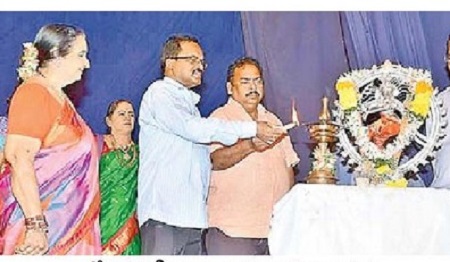 సాహిత్యవికాసంలో స్త్రీల పాత్ర ప్రశంసనీయం