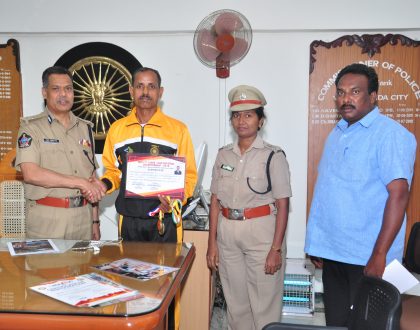 జాతీయ స్థాయిలో పతకాలు సాధించిన హెడ్ కానిస్టేబుల్కు  సి పి అభినందనలు
