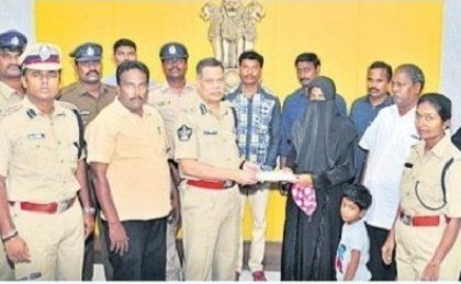మానవత్వం చాటారు