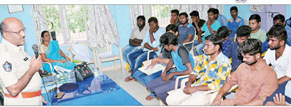 ఈవ్ టీజర్లకు పోలీసు కౌన్సెలింగ్