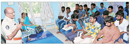 ఈవ్ టీజర్లకు పోలీసు కౌన్సెలింగ్